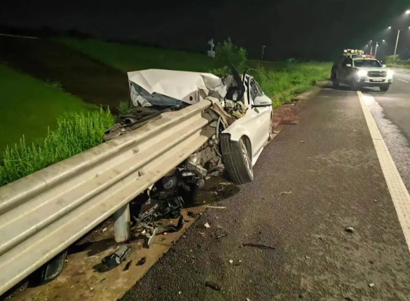 酒駕后別簽字，有用嗎？深夜，車(chē)頭“劈”成兩半！人不報(bào)警，車(chē)報(bào)了警......